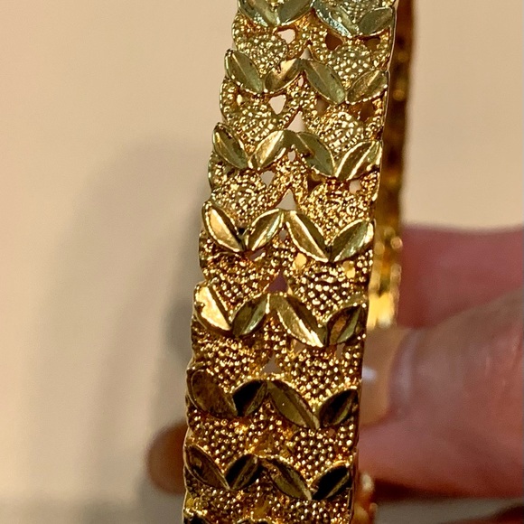 Beautiful bracelet in size 8 inches. Lock is a bit lose but it can be tightened - Picture 4 of 4